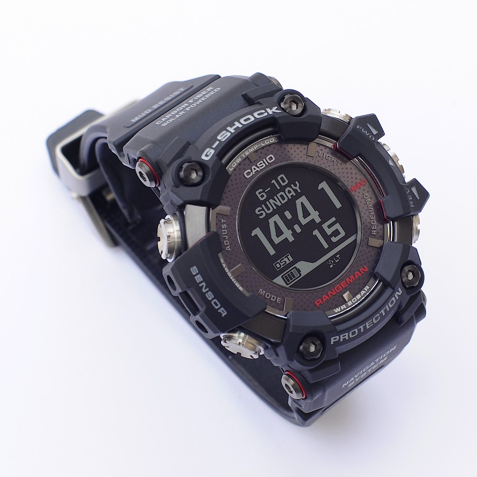 Relógio Casio G-Shock Rangeman GPR-B1000 preto, visto de três quartos sobre fundo branco, com tela digital e as inscrições Sensor, Navigation System e Solar Powered na caixa e na pulseira.